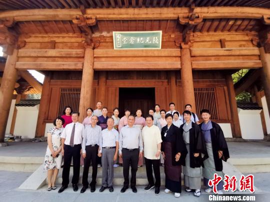 日本参访团参访黄檗山万福寺隐元纪念堂。　郑作民　摄