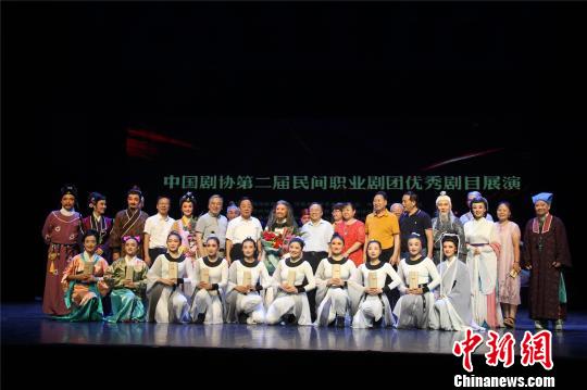中国剧协第二届民间职业剧团优秀剧目展演在郑州开幕 何浩锐 摄