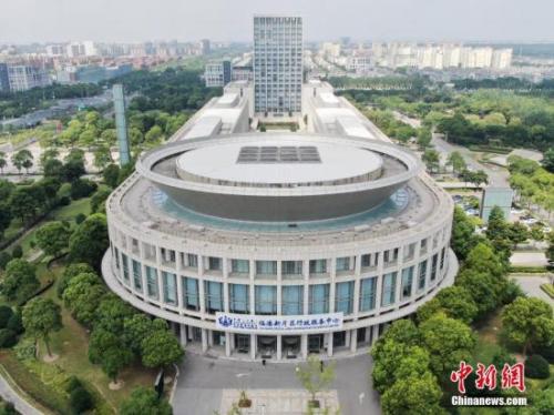 资料图：空中俯瞰上海自贸区临港新片区行政服务中心。张亨伟 摄