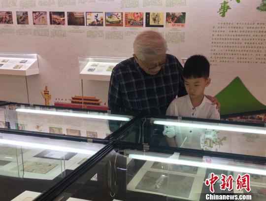 上百册连环画及创作手稿北京亮相展现新中国70年发展