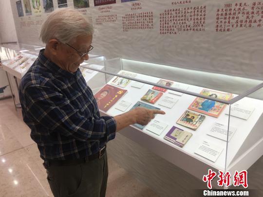 今年88岁的画家赵隆义。　杜燕 摄