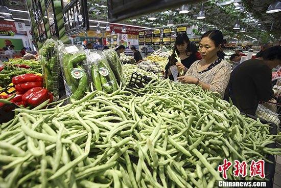 图为民众在山西太原一超市选购蔬菜。 <a target='_blank' href='http://www.chinanews.com/'>中新社</a>记者 张云 摄