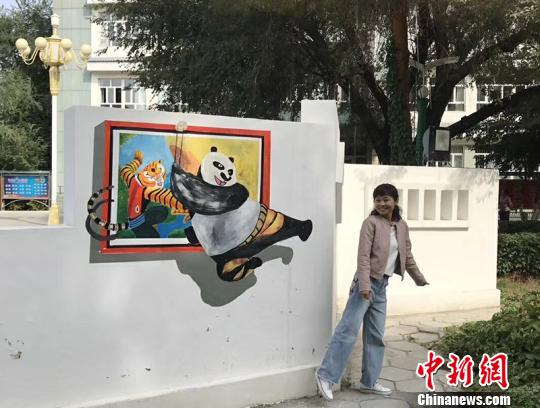 该校老师与“功夫熊猫”合影。　周国福 摄