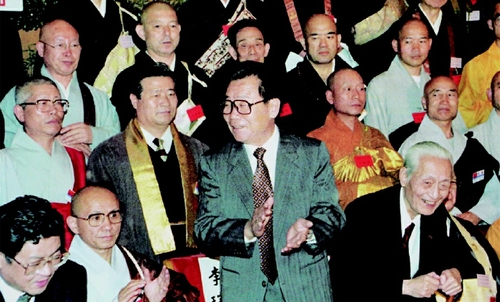 1995年5月22日，李瑞环主席在人民大会堂与出席中国、韩国、日本佛教友好交流会议的代表合影。  新华社发