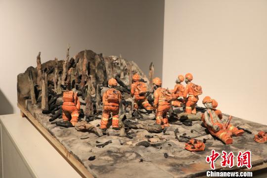 9月20日，第十三届全国美术作品展览陶艺作品展作品《逆行者》。　李韵涵 摄