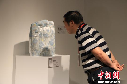 9月20日，第十三届全国美术作品展览陶艺作品展作品吸引观者驻足观赏。　李韵涵 摄