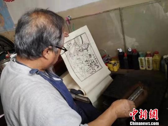 18岁那年，山西绛州木版年画传承人吴百锁第一次接触绛州木版年画，便被它古朴的线条和厚重的色彩所吸引。　杨佩佩 摄