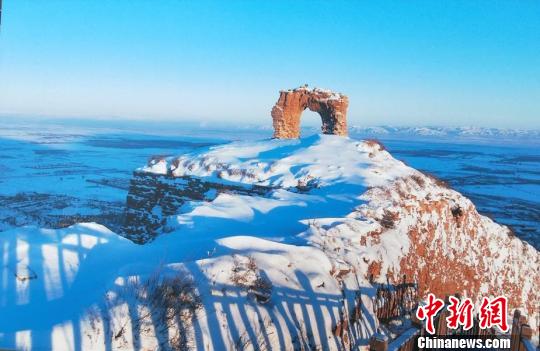 杨建民拍摄的冬日雪后白雪皑皑的长城。　吴琼 摄