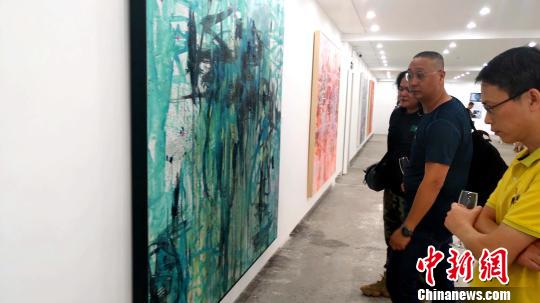 澳籍艺术家俞晓刚在厦展出当代绘画艺术展