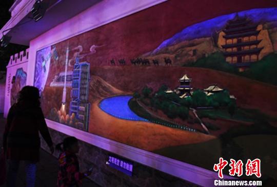 兰州首个荧光壁画亮相展现黄河与丝路元素