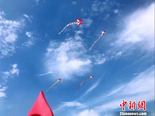 各式风筝亮相第22届旅游风筝会。　王子涛 摄