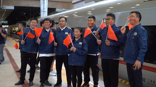 2.中国铁建电气化局通信信号施工工作人员体验自己参建的这条全新线路。