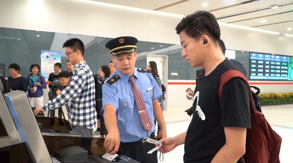 3.京雄城际C2701首批乘客到达大兴机场。