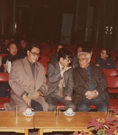11--1984年10月，许中明委员（左）陪同周培源副主席（右）观看卫星广播接收设备