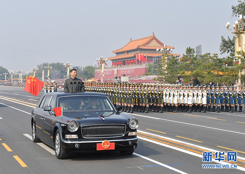 10月1日，庆祝中华人民共和国成立70周年大会在北京天安门广场隆重举行。这是中共中央总书记、国家主席、中央军委主席习近平检阅受阅部队。 新华社记者 李涛 摄