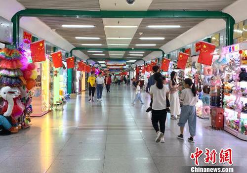 国庆节期间的义乌市场，处处洋溢着节日氛围 奚金燕 摄