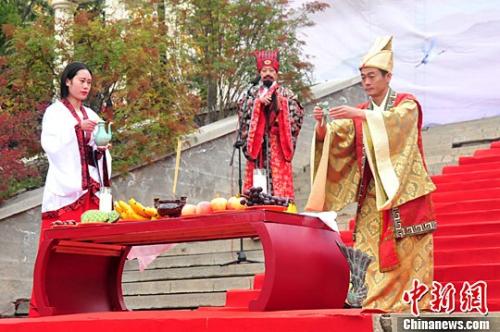 资料图：民众依秦礼，仿古制，行中华传统礼仪来表达重阳节的祝福。中新社记者 张添福 摄