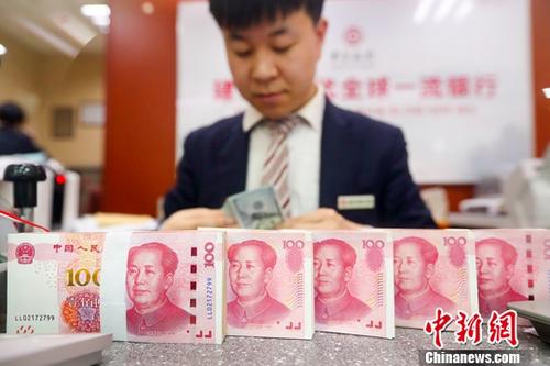 山西省太原市一银行工作人员清点货币。(资料图片)中新社记者 张云 摄