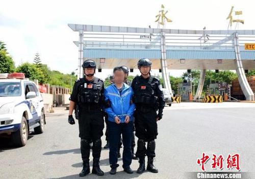 图为潜逃十三年的李某某被永仁警方押解回云南。永仁警方供图