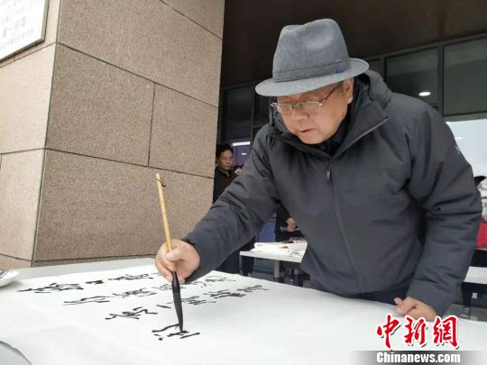 图为中国美术家协会副秘书长、中国美术家协会理事李荣海进行现场书法创作。　鲁丹阳 摄