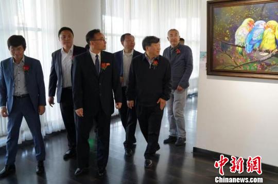 “纯·净”第六届朝鲜油画展异国风情引南北游客驻足欣赏