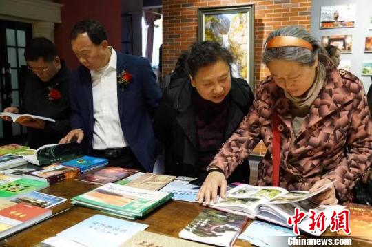现场展出的朝鲜邮票、图片、书籍作品。　张丹丹 摄