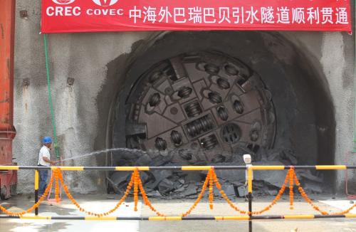 2019年4月16日，由中国企业承建的尼泊尔巴瑞巴贝引水隧道贯通仪式在尼泊尔西部的苏尔凯德举行。新华社记者周盛平摄