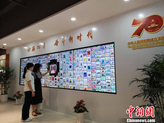 市民参观中国2019世界集邮展览永久会址 李汉梅 摄