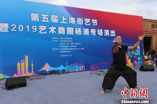中国台湾水晶球、大环特技艺人、2011年中国达人秀选手胡启志为观众表演绝技。　诸德清 摄