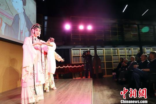 苏州昆剧院周晓玥、李洁蕊表演昆曲《牡丹亭·游园》。　张道正 摄
