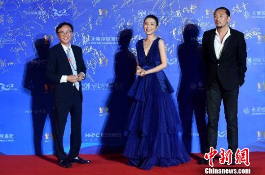 10月15日，张静初(中)亮相第六届丝绸之路国际电影节。　吕明 摄