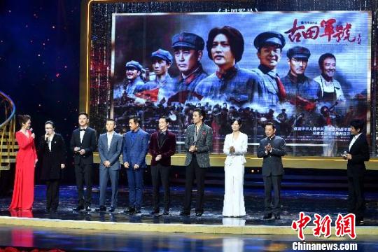10月15日，电影《古田军号》剧组亮相第六届丝绸之路国际电影节开幕式。　吕明 摄