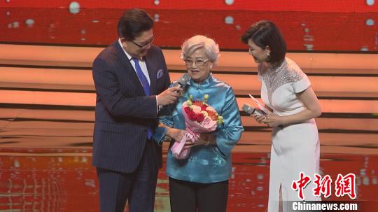 越剧表演艺术家王文娟获颁“终身成就奖”。　康玉湛 摄