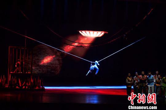 山西大型原创歌舞杂技剧《换了人间》15日晚在山西省太原市首次演出。太原广播电视台供图