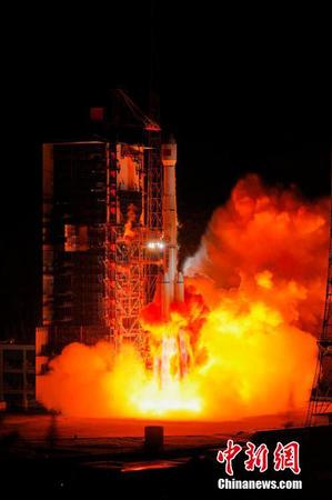 北京时间10月17日23时21分，中国在西昌卫星发射中心用长征三号乙运载火箭，成功将通信技术试验卫星四号发射升空，卫星顺利进入预定轨道，任务获得圆满成功。郭文彬 摄