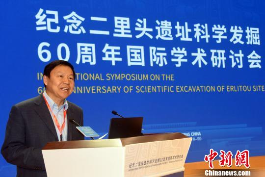 许宏研究员主持纪念二里头遗址科学发掘60周年国际学术研讨会。　孙自法 摄