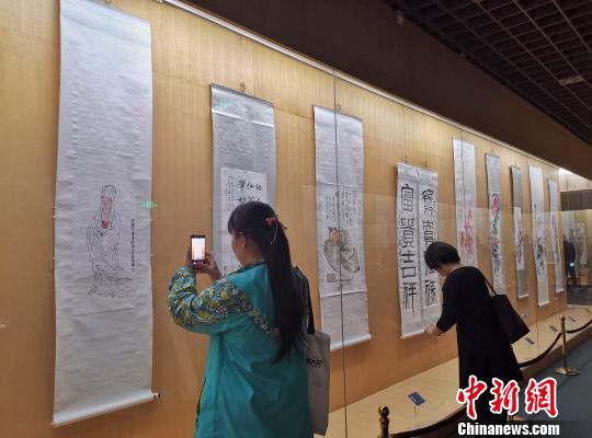 图为观众走进潍坊市博物馆，参观齐白石百幅书画作品展。　赵晓 摄