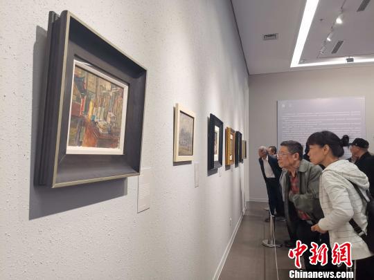 “百年油画的轨迹——大都美术馆油画藏品展”20日在潍坊开幕。　赵晓 摄
