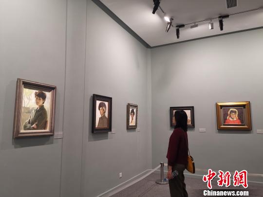 图为观众参观，“时代的印记——靳尚谊油画与素描作品展”。　赵晓 摄