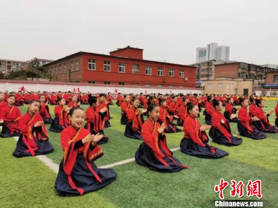 图为学生们展演中国传统文化。　杨大勇 摄