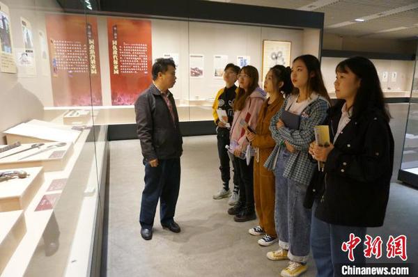 桂林博物馆馆长唐春松与高校学生分享革命文物故事。　欧惠兰 摄
