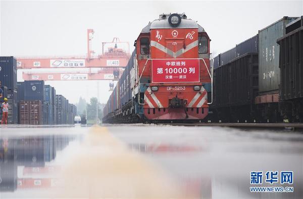4 一辆中欧班列（汉堡—武汉）到达武汉吴家山铁路集装箱中心站（2018年8月26日摄）。新华社记者肖艺九摄