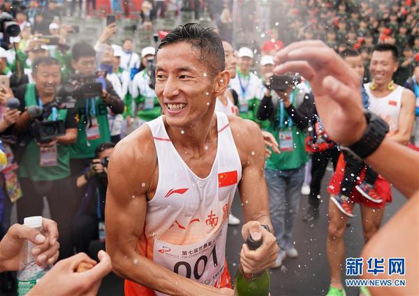 6  10月23日，中国选手潘玉程在第七届世界军人运动会军事五项男子个人全能越野跑比赛后庆祝。他以5617.5分的总成绩获得男子个人全能冠军。新华社记者贺长山摄