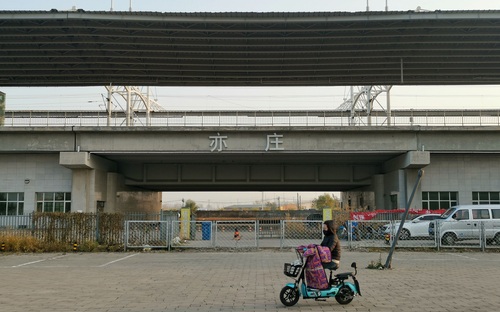 亦庄火车站建成多年来，始终处于封闭状态。摄影/新京报记者 裴剑飞