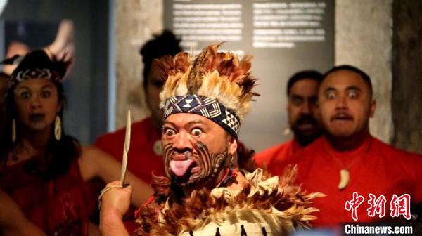 “TukuIho生生不息”毛利文化展上，毛利战士表演战舞。　金杨 摄