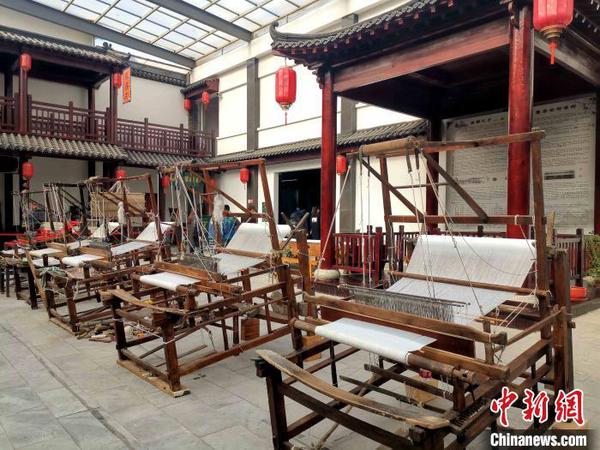 图为中国柳疃丝绸文化博物馆内展出手工木织机。　赵晓 摄