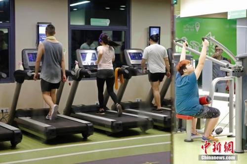 8月23日晚，上海民众在健身房锻炼身体。 <a target='_blank' href='http://www.chinanews.com/'>中新社</a>记者 殷立勤 摄