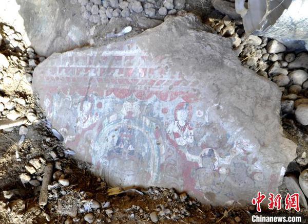 图为此次发现的13世纪前后藏传佛教壁画局部。　郭福山 摄
