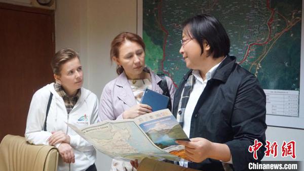 丹霞山管理人员向俄罗斯学员介绍公园科普研学路线。丹霞山管委会提供