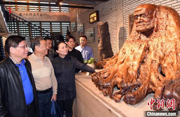 来宾观看展出的中国工艺美术大师林学善代表作品《达摩》。　记者刘可耕 摄